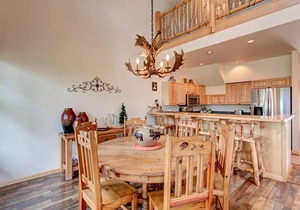 Close to downtown Breckenridge, vaulted ceilings, walk to mountain, hot tubs!