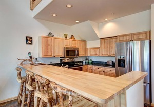 Close to downtown Breckenridge, vaulted ceilings, walk to mountain, hot tubs!