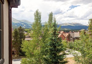 Close to downtown Breckenridge, vaulted ceilings, walk to mountain, hot tubs!