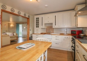 CLOVERMEAD COTTAGE, pet friendly, with a garden in Findern