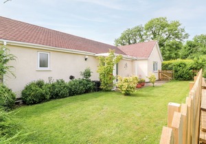 CLOVERMEAD COTTAGE, pet friendly, with a garden in Findern