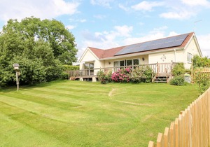 CLOVERMEAD COTTAGE, pet friendly, with a garden in Findern