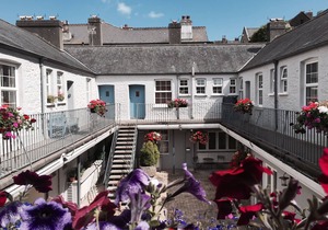 Coaching mews just a few steps from harbour and town centre in quiet cul de sac - 1 bed ground floor