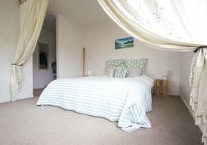 Coast Retreat Muriwai - Walk to the Beach!