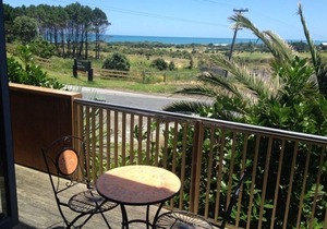 Coast Retreat Muriwai - Walk to the Beach!