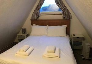 Coastal Chalet - Sleeps 6 - Pool - Parking
