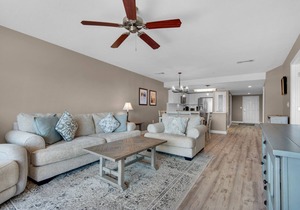 Coastal Chic 2/2 Close to the Beach! Sleeps 6!