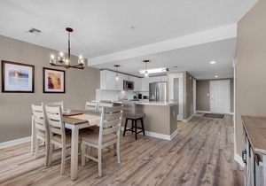 Coastal Chic 2/2 Close to the Beach! Sleeps 6!