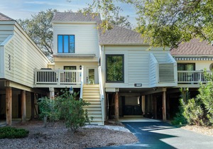 Coastal luxury at 774 Spinnaker-charming 2-BR villa in Seabrook Island, steps from beach and golf.