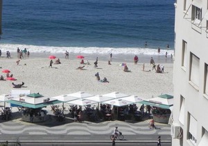 Colado na Praia com mini varanda.