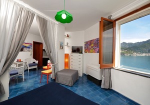 Colorful a studio with sea view and access to the sea