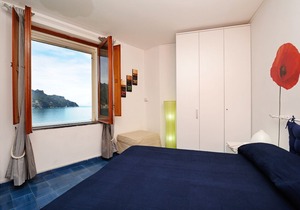 Colorful a studio with sea view and access to the sea