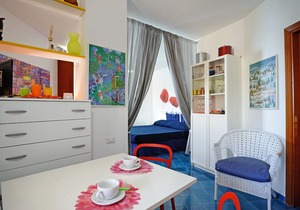 Colorful a studio with sea view and access to the sea