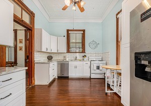 Colorful Victorian - walking distance to the beach & Pleasure Pier