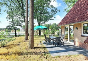 Comfort 4-person bungalow in the holiday park Landal Landgoed 't Loo