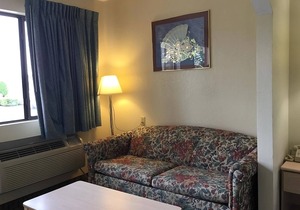 Comfort and Convenience! Free Breakfast & Parking, Minutes to Arkansas Museum