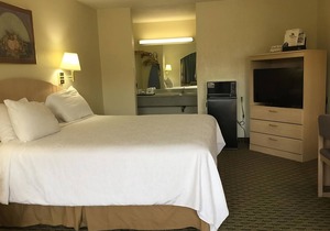 Comfort and Convenience! Free Breakfast & Parking, Minutes to Arkansas Museum