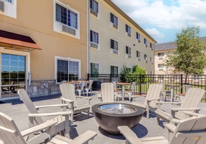 Comfort Suites Johnson Creek Conference Center