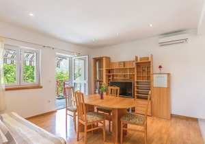 Comfortable, functionally furnished apartment in the Dalmatian hinterland.