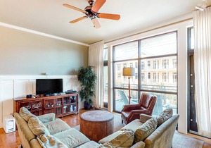Comfortable & Stylish Condo w/ Free WiFi & Central A/C plus a Shared Pool & Gym