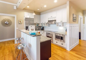 Comfortable & Stylish Condo w/ Free WiFi & Central A/C plus a Shared Pool & Gym