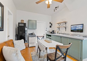 Comfy King Bed Retreat, Downtown, 2 BRMs, AC!