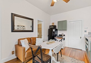 Comfy King Bed Retreat, Downtown, 2 BRMs, AC!
