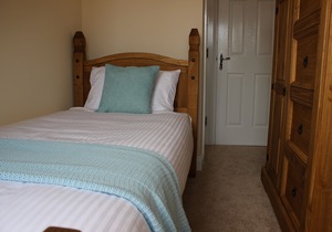 Comtemporary Spacious - Sleeps 7 Family friendly, enclosed garden, with Wifi