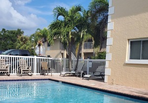 Condo fully furnished 2bdrm/1bath. Walk or trolley to beaches, dining & fun.