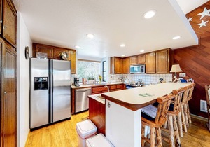 Condo Less than a Mile from Mammoth Village w/Private Hot Tub & Fireplace
