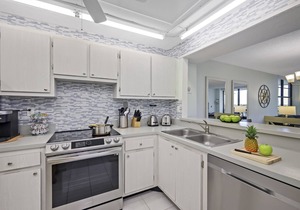 Condo w/view of Clam Bay & pool/beach access