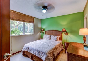 Condo with Great Location, Pool & Patio - Close to the Beach