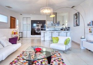 CONTEMPORARY VILLA BETWEEN SEA AND VILLAGE