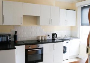 Contemporary 2 Floor Flat with Sea Views!
