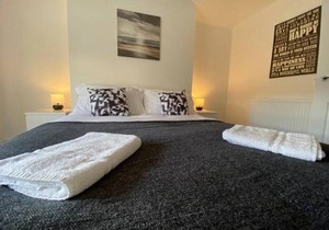 Contemporary 2 Floor Flat with Sea Views!
