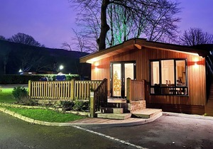 Contemporary lodge with one master double with flatscreen TV and en suite shower/W.
