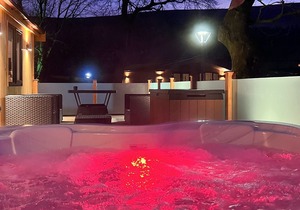 Contemporary lodge with one master double with flatscreen TV and en suite shower/W.