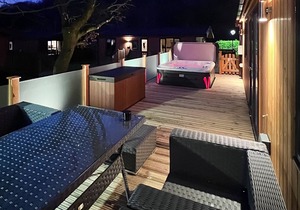 Contemporary lodge with one master double with flatscreen TV and en suite shower/W.