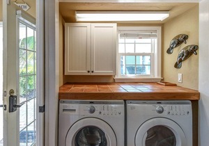 Convenient cottage with pool - easy access to trolley stops & the beach