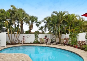 Convenient cottage with pool - easy access to trolley stops & the beach