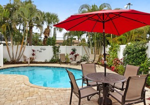 Convenient cottage with pool - easy access to trolley stops & the beach