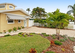 Convenient cottage with pool - easy access to trolley stops & the beach