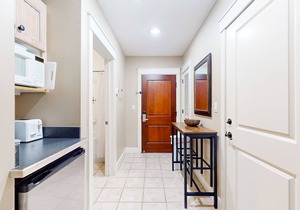 Convenient studio close to beach and pier w/WiFi, shared pool, AC