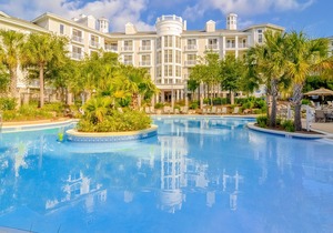 Convenient studio close to beach and pier w/WiFi, shared pool, AC