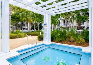 Convenient studio close to beach and pier w/WiFi, shared pool, AC