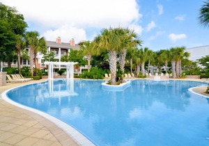 Convenient studio close to beach and pier w/WiFi, shared pool, AC