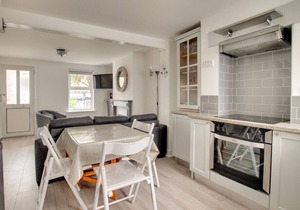 Coral Cottage - Two Bedroom House, Sleeps 4