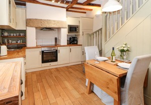 CORNER COTTAGE, pet friendly, character holiday cottage in Staindrop