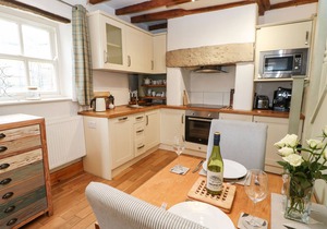 CORNER COTTAGE, pet friendly, character holiday cottage in Staindrop