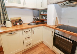 CORNER COTTAGE, pet friendly, character holiday cottage in Staindrop